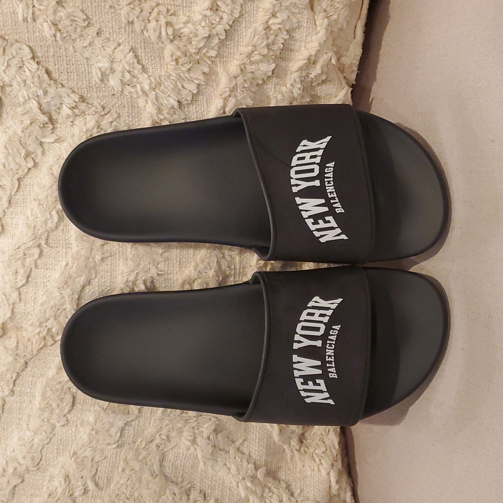 BALENCIAGA Cities New York Logo Slides